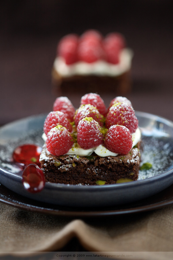 Chocolate cake with pistachios, raspberries and vanilla-flavored mascarpone